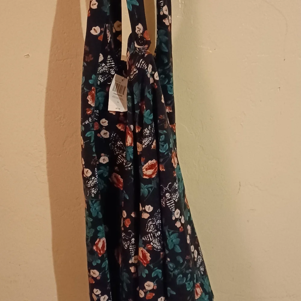 Hot Topic - Picture 1 of 1